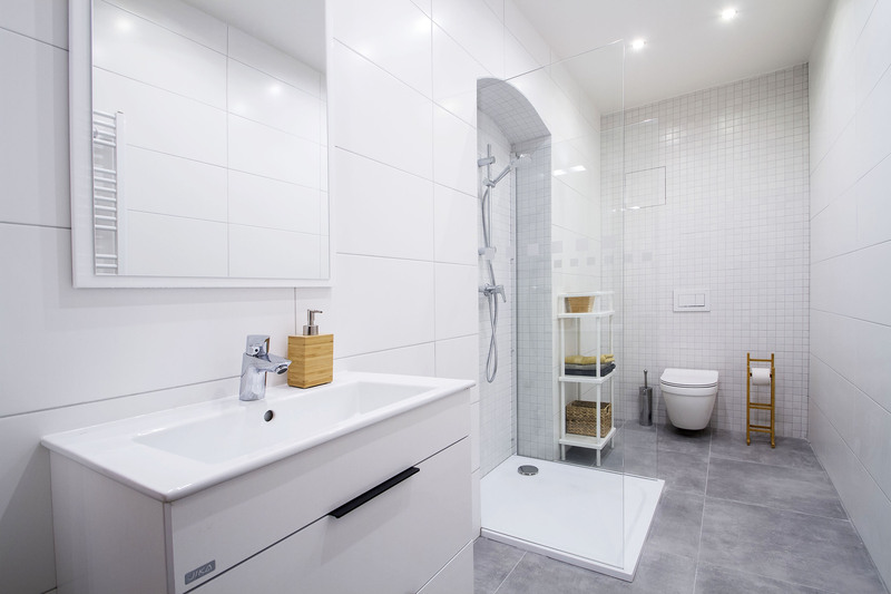 Moderná biela kúpeľňa s walk-in sprchou