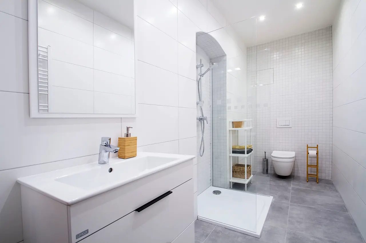Moderná biela kúpeľňa s walk-in sprchou